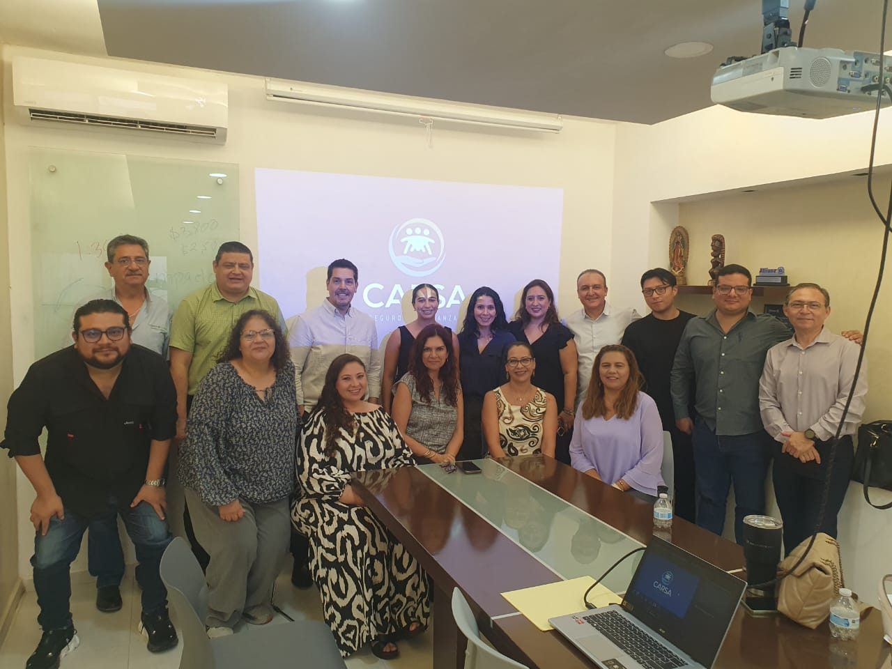 Equipo completo de CARSA reunido en la oficina