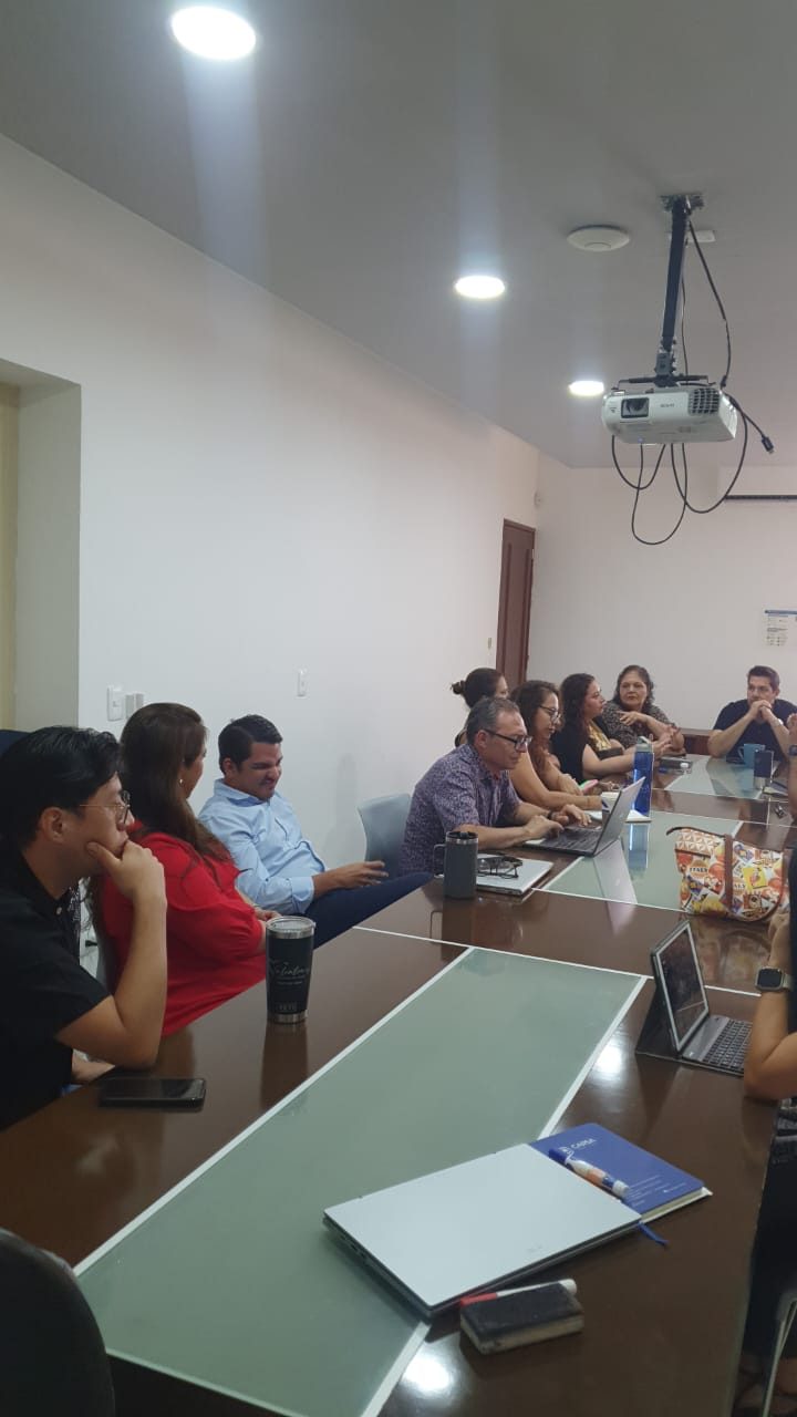 Junta semanal del equipo en la sala de CARSA