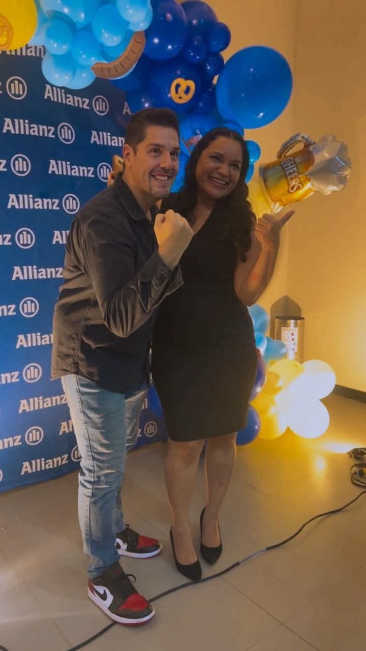 Agentes celebrando en un evento de reconocimiento de Allianz